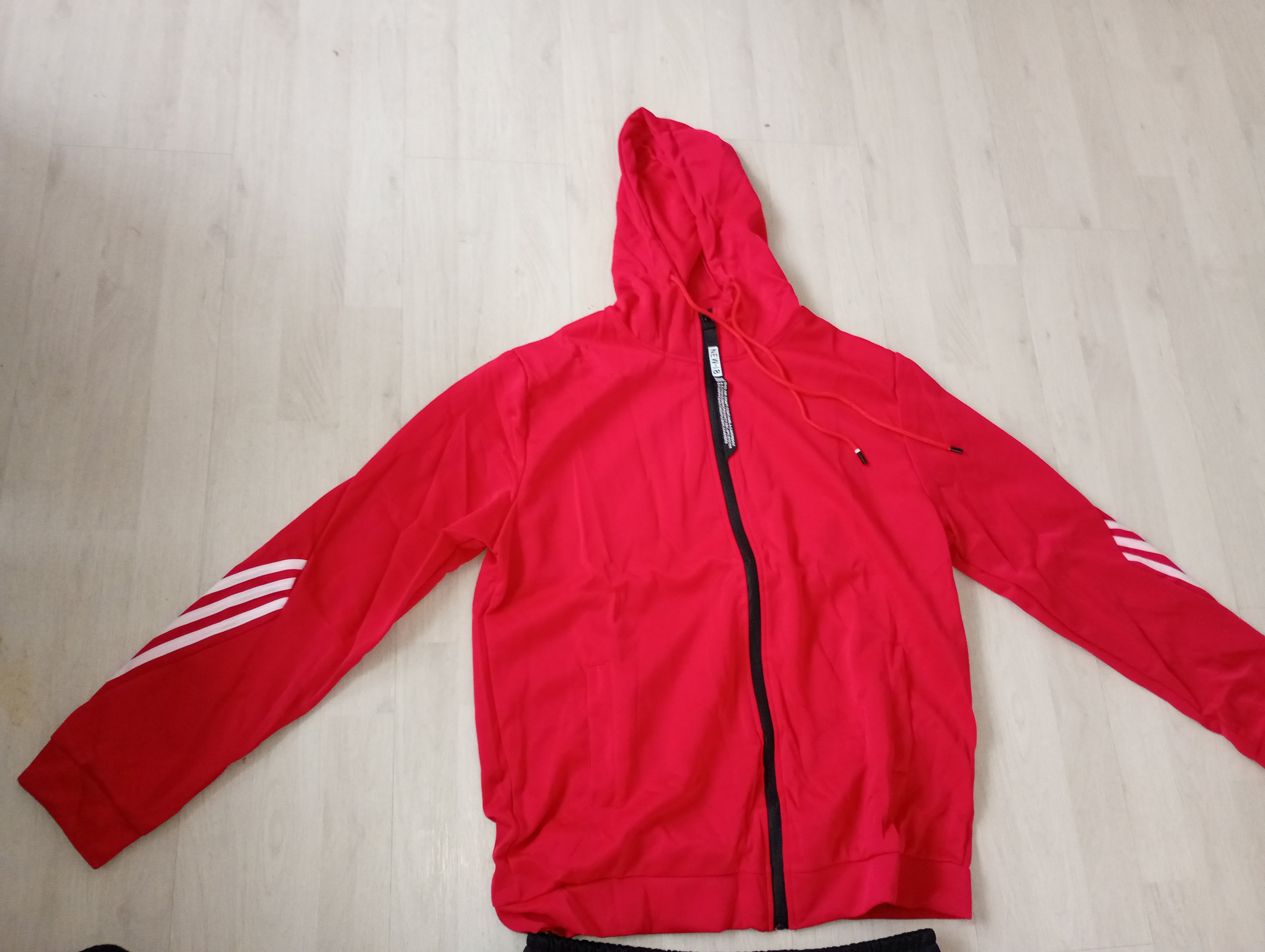 Klaar voor je volgende avontuur? Deze stijlvolle trainings- en wandelset in de opvallende kleurencombinatie van rood, geel en zwart is perfect voor elke sportieve activiteit of ontspannende wandeling. Verkrijgbaar in de maten S tot en met XXL. Of zo huis