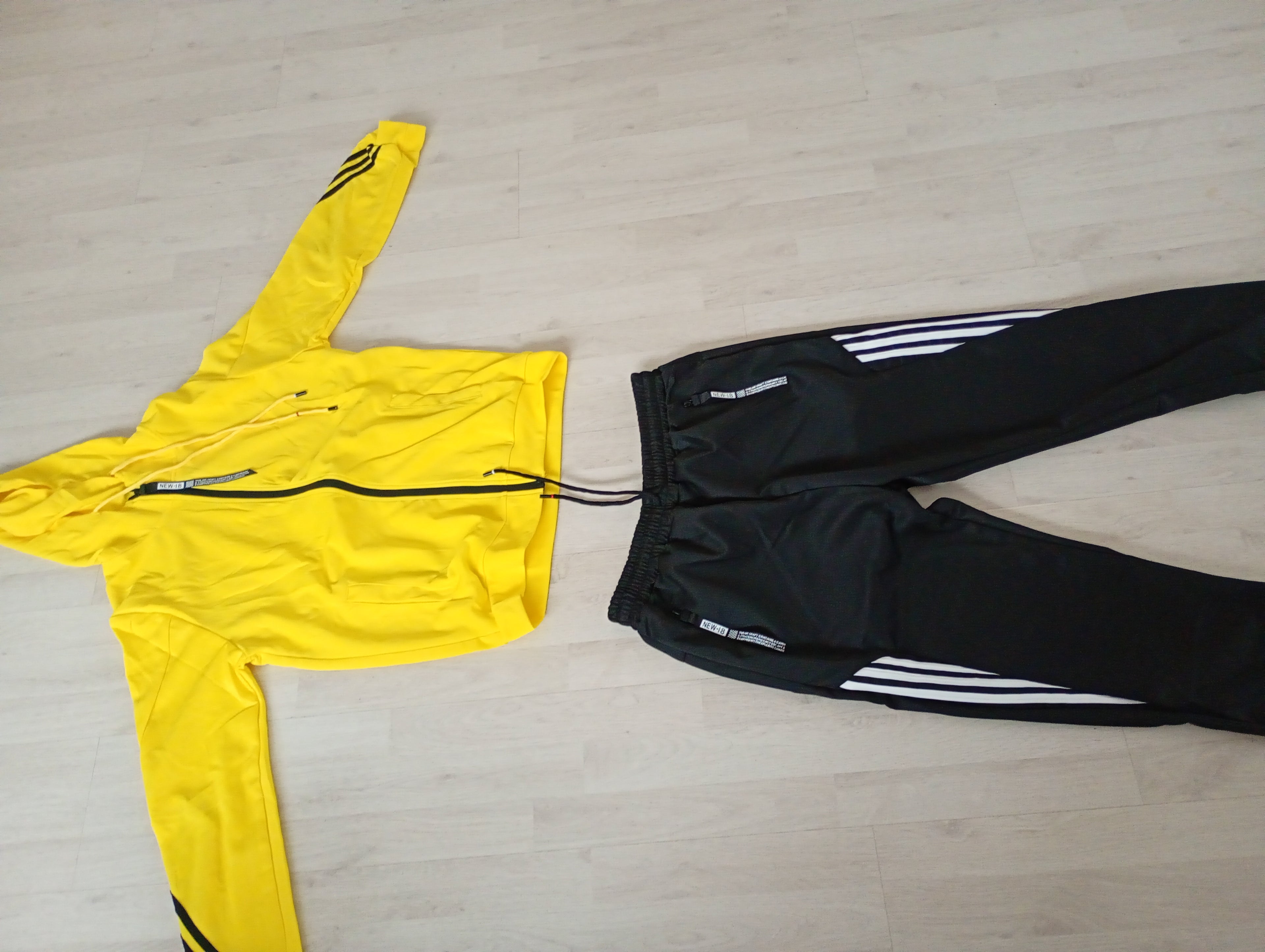 Klaar voor je volgende avontuur? Deze stijlvolle trainings- en wandelset in de opvallende kleurencombinatie van rood, geel en zwart is perfect voor elke sportieve activiteit of ontspannende wandeling. Verkrijgbaar in de maten S tot en met XXL. Of zo huis