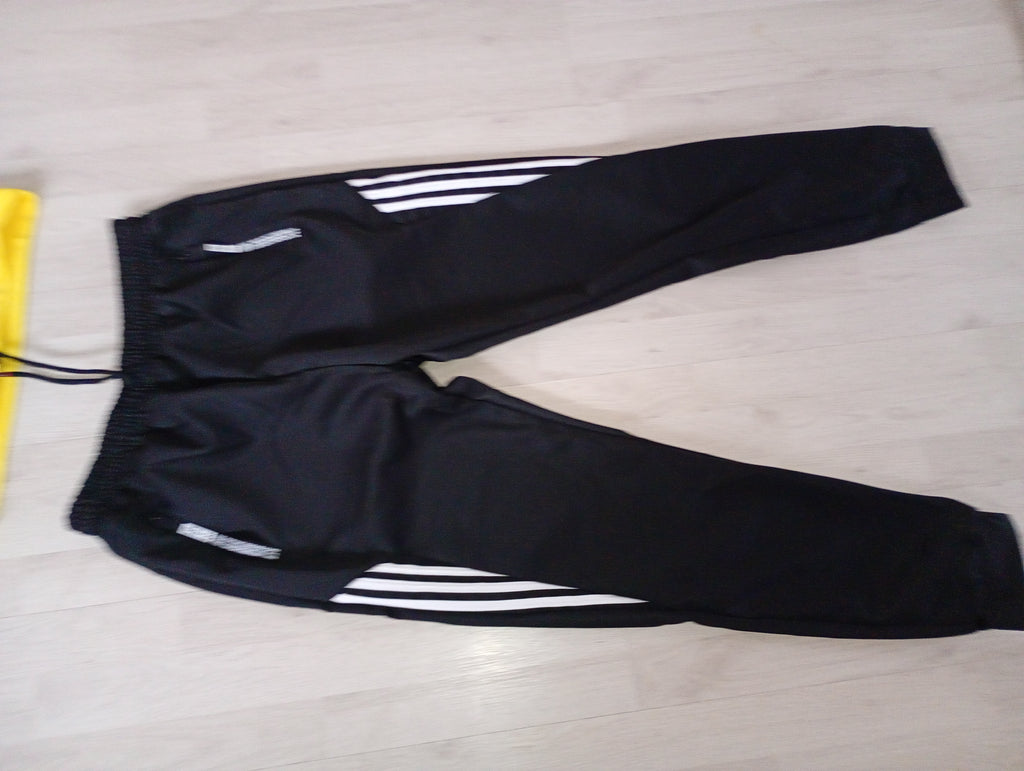Klaar voor je volgende avontuur? Deze stijlvolle trainings- en wandelset in de opvallende kleurencombinatie van rood, geel en zwart is perfect voor elke sportieve activiteit of ontspannende wandeling. Verkrijgbaar in de maten S tot en met XXL. Of zo huis