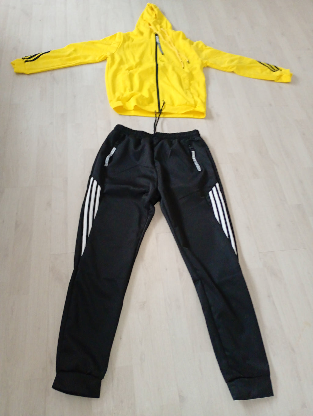 Klaar voor je volgende avontuur? Deze stijlvolle trainings- en wandelset in de opvallende kleurencombinatie van rood, geel en zwart is perfect voor elke sportieve activiteit of ontspannende wandeling. Verkrijgbaar in de maten S tot en met XXL. Of zo huis