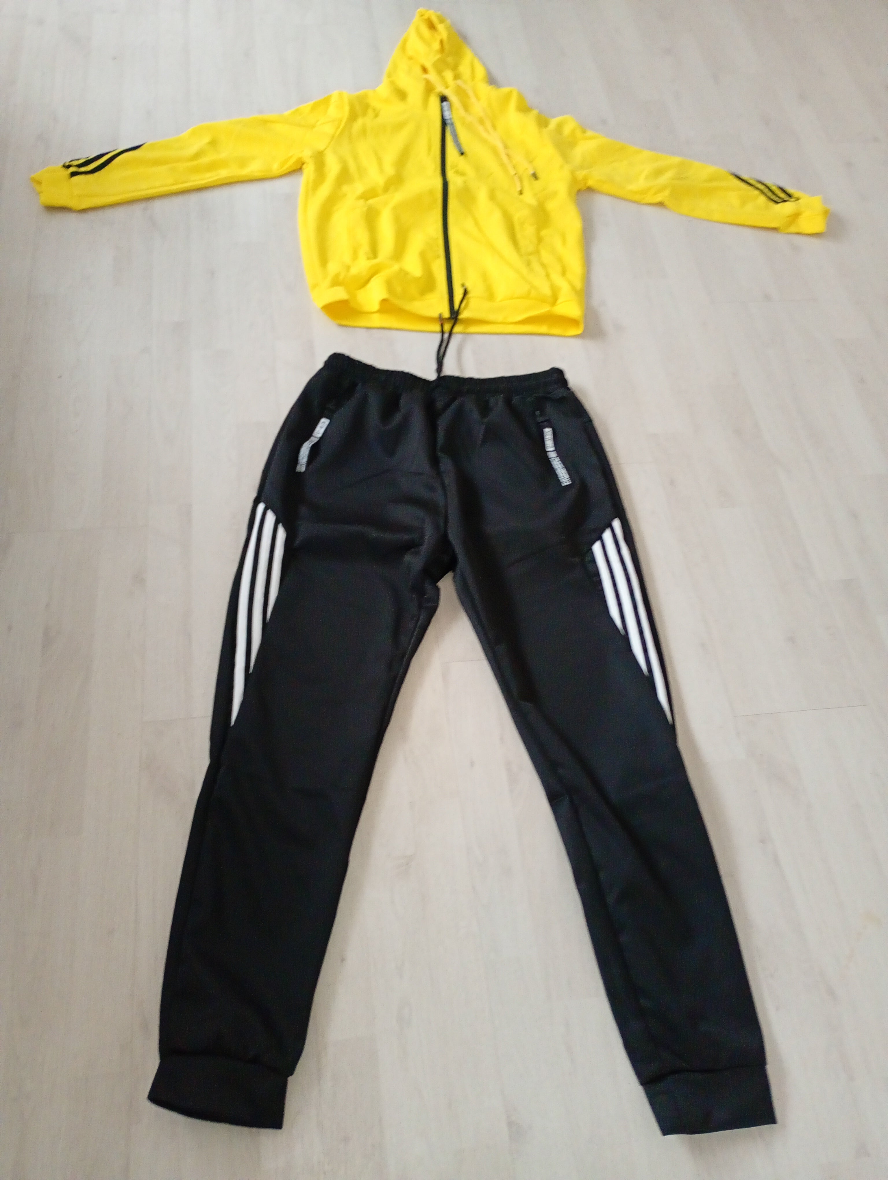 Klaar voor je volgende avontuur? Deze stijlvolle trainings- en wandelset in de opvallende kleurencombinatie van rood, geel en zwart is perfect voor elke sportieve activiteit of ontspannende wandeling. Verkrijgbaar in de maten S tot en met XXL. Of zo huis