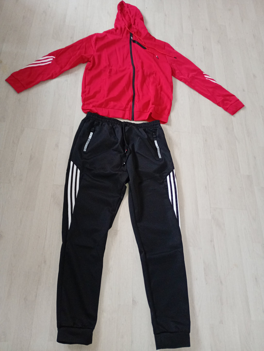 Klaar voor je volgende avontuur? Deze stijlvolle trainings- en wandelset in de opvallende kleurencombinatie van rood, geel en zwart is perfect voor elke sportieve activiteit of ontspannende wandeling. Verkrijgbaar in de maten S tot en met XXL. Of zo huis