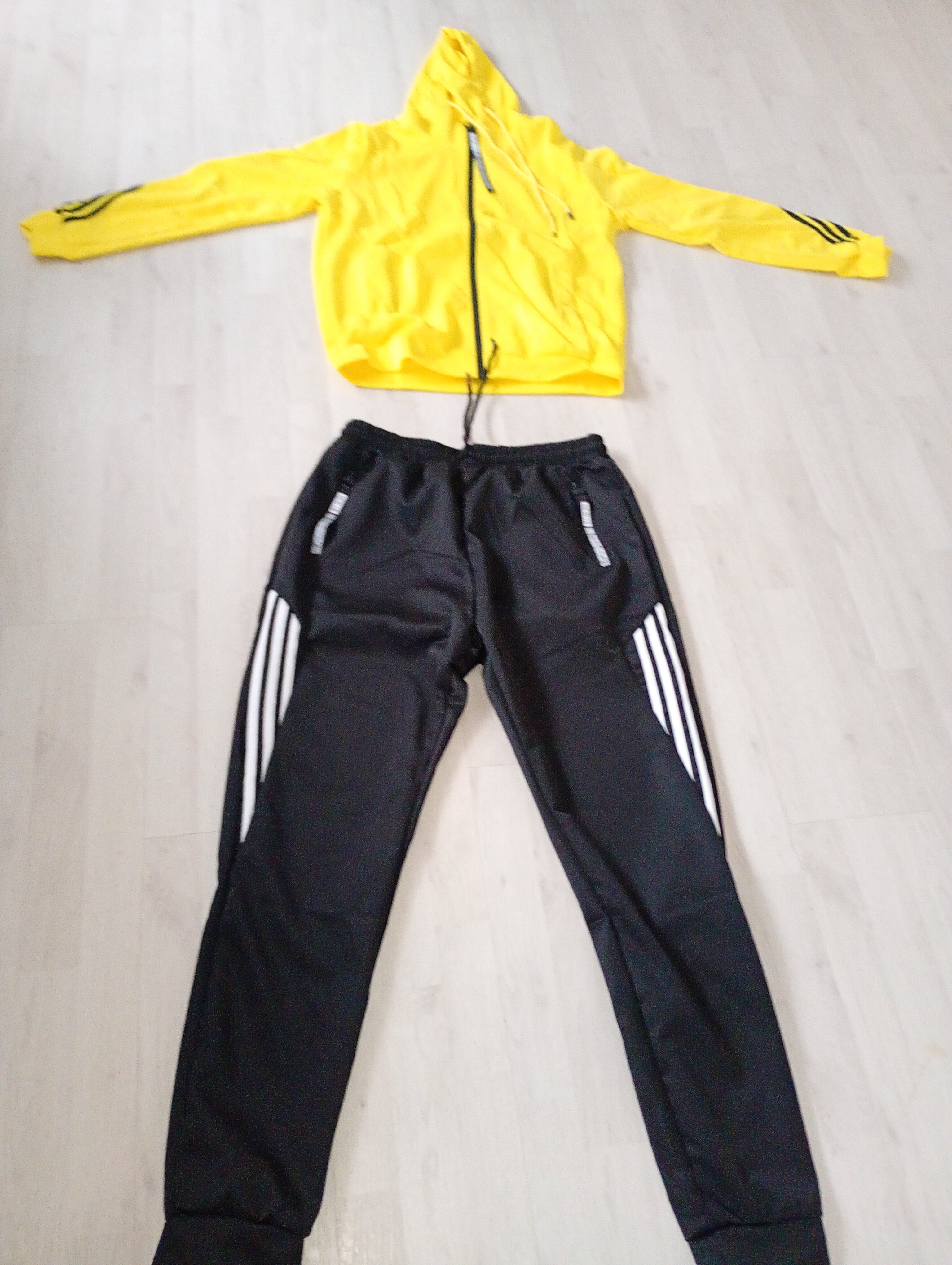 Klaar voor je volgende avontuur? Deze stijlvolle trainings- en wandelset in de opvallende kleurencombinatie van rood, geel en zwart is perfect voor elke sportieve activiteit of ontspannende wandeling. Verkrijgbaar in de maten S tot en met XXL. Of zo huis