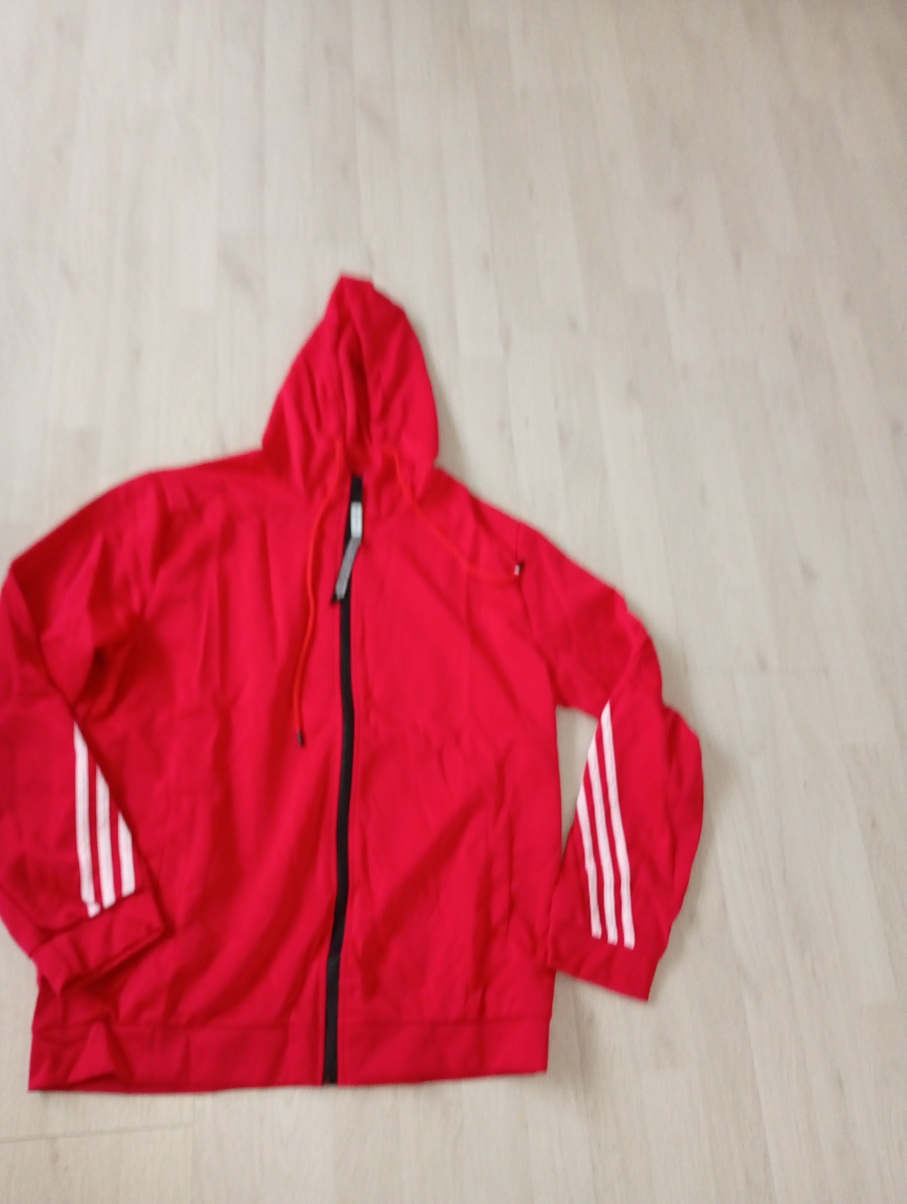 Klaar voor je volgende avontuur? Deze stijlvolle trainings- en wandelset in de opvallende kleurencombinatie van rood, geel en zwart is perfect voor elke sportieve activiteit of ontspannende wandeling. Verkrijgbaar in de maten S tot en met XXL. Of zo huis